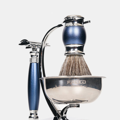 金屬/深藍色，正面拍攝，乾淨背景。FREED 客製化刻字。