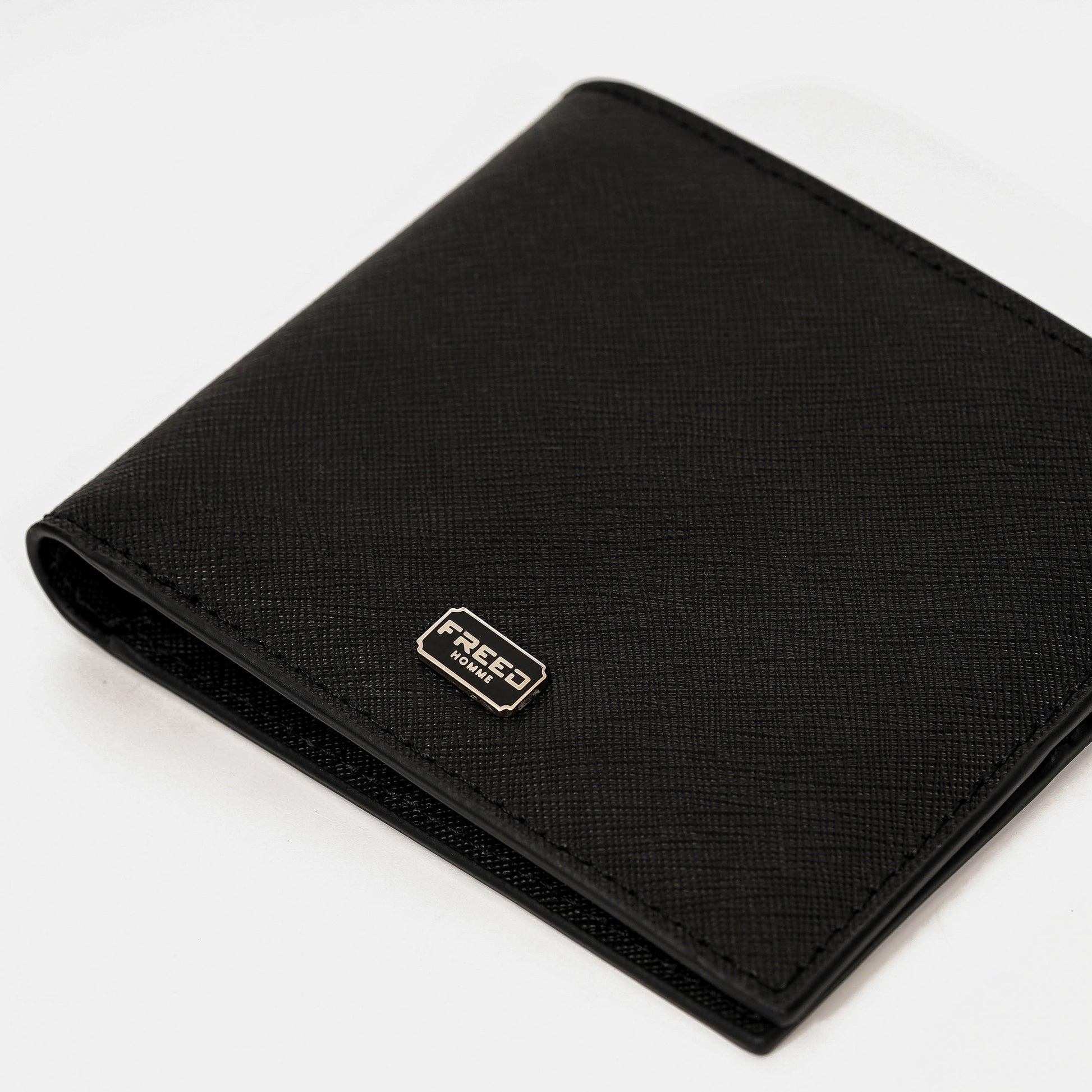 FREED Saffiano十字紋黑色短夾，斜角特寫，FREED客製化刻字