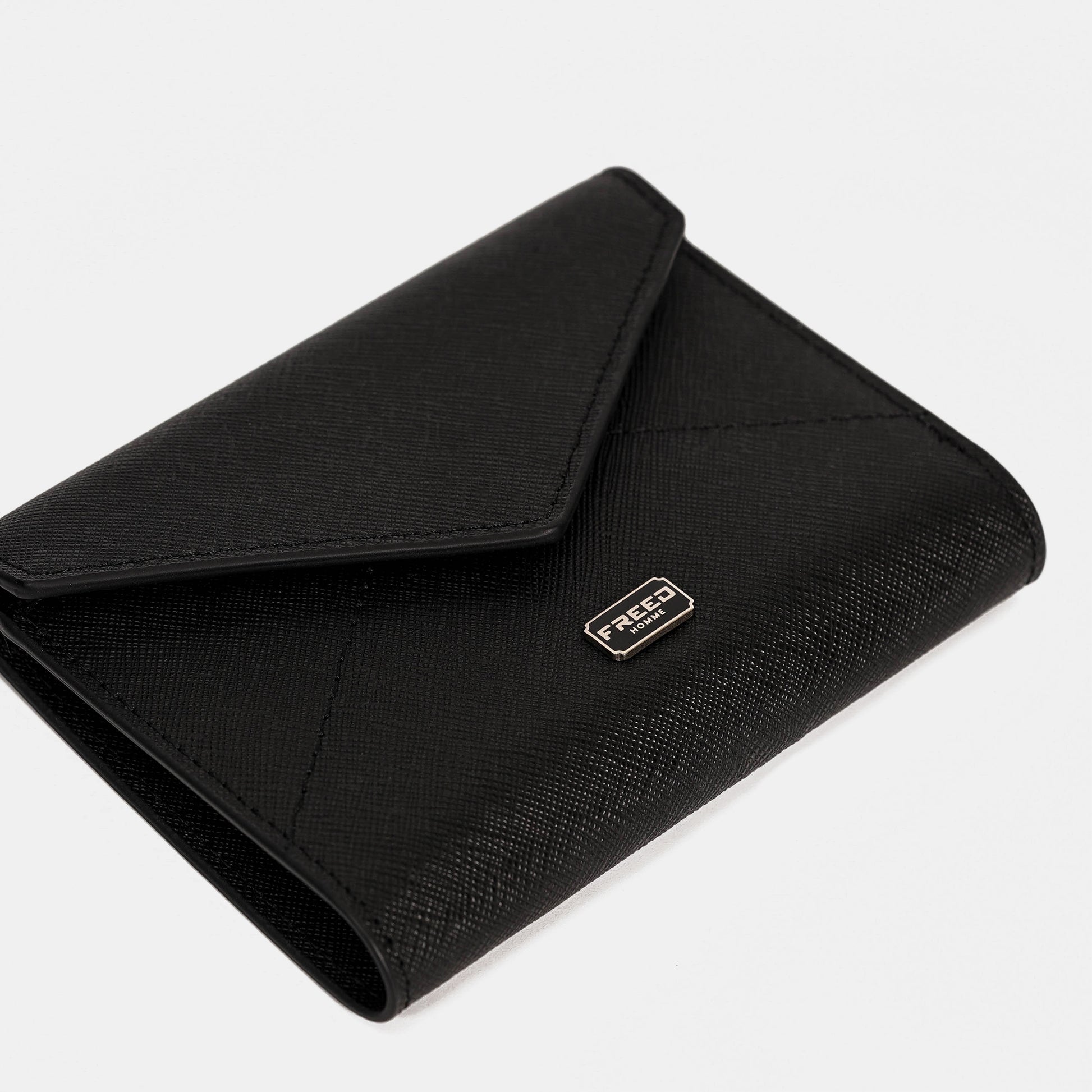 經典Saffiano十字紋黑色短夾，特寫角度，FREED客製化刻字