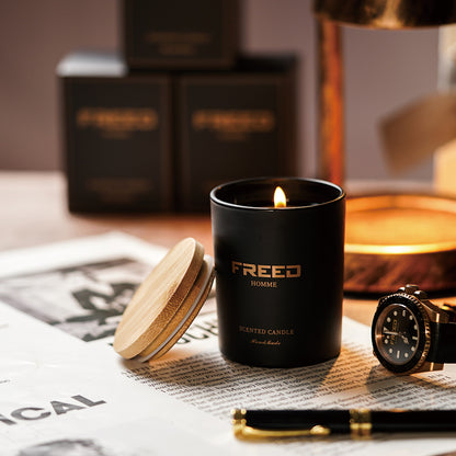 黑色香氛蠟燭，竹蓋，桌面情境。FREED 客製化刻字。