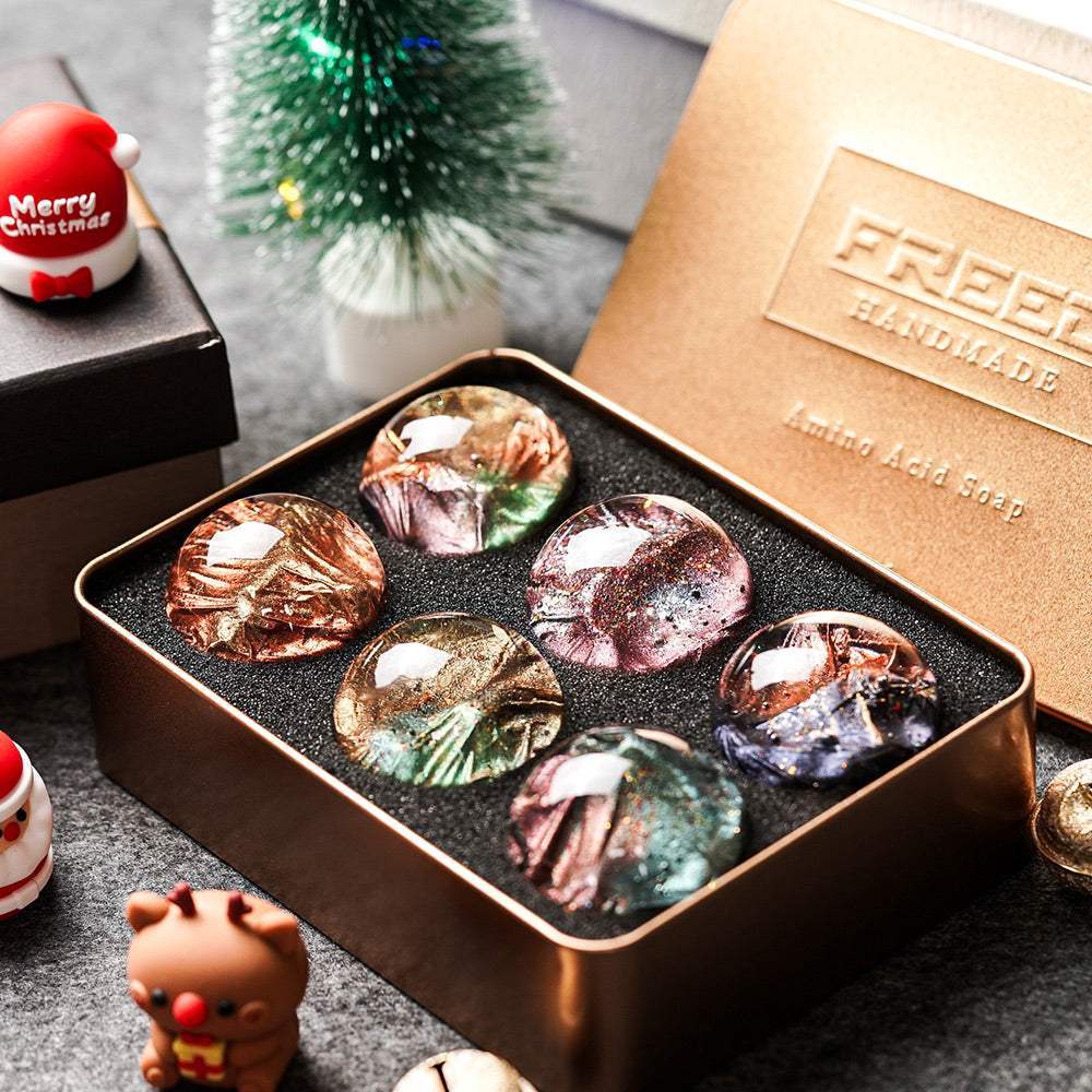 手工皂禮盒，多色寶石造型，璀璨迷幻，場景溫馨。FREED 客製化刻字。