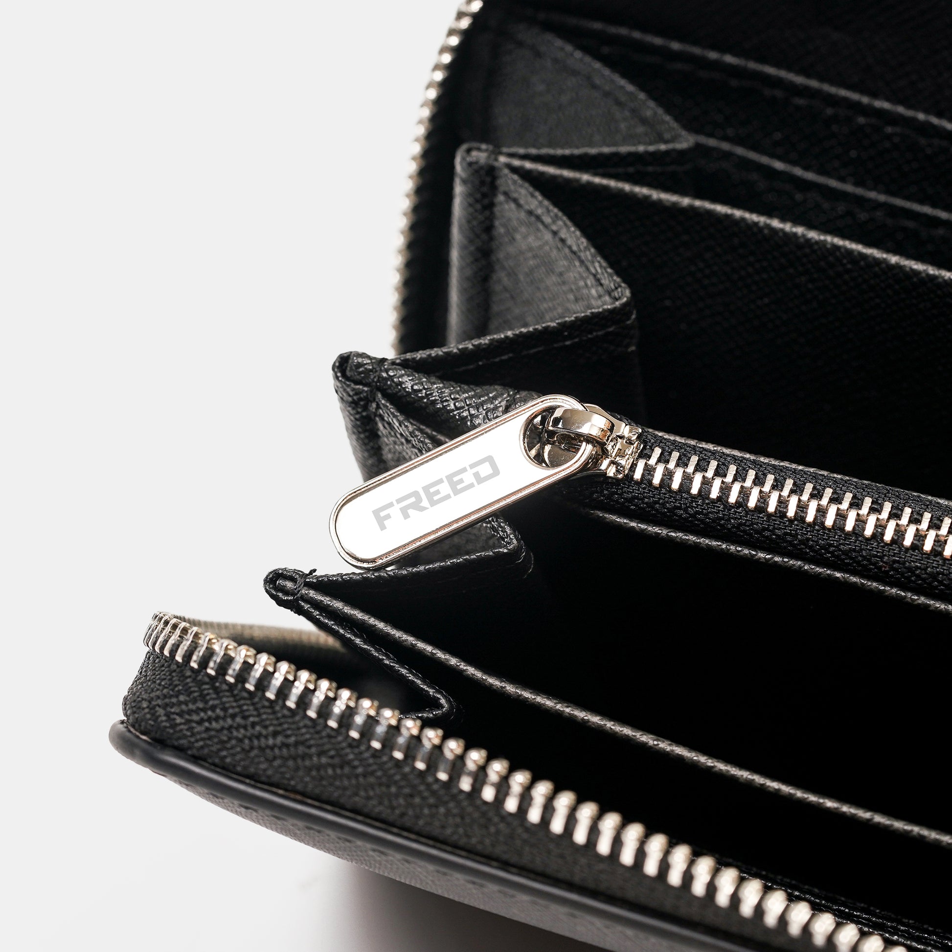 黑色十字紋皮革長夾，拉鍊處印有FREED字樣。FREED 客製化刻字。