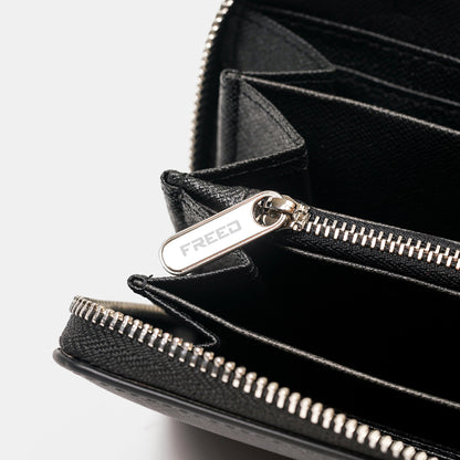 黑色十字紋皮革長夾，拉鍊處印有FREED字樣。FREED 客製化刻字。
