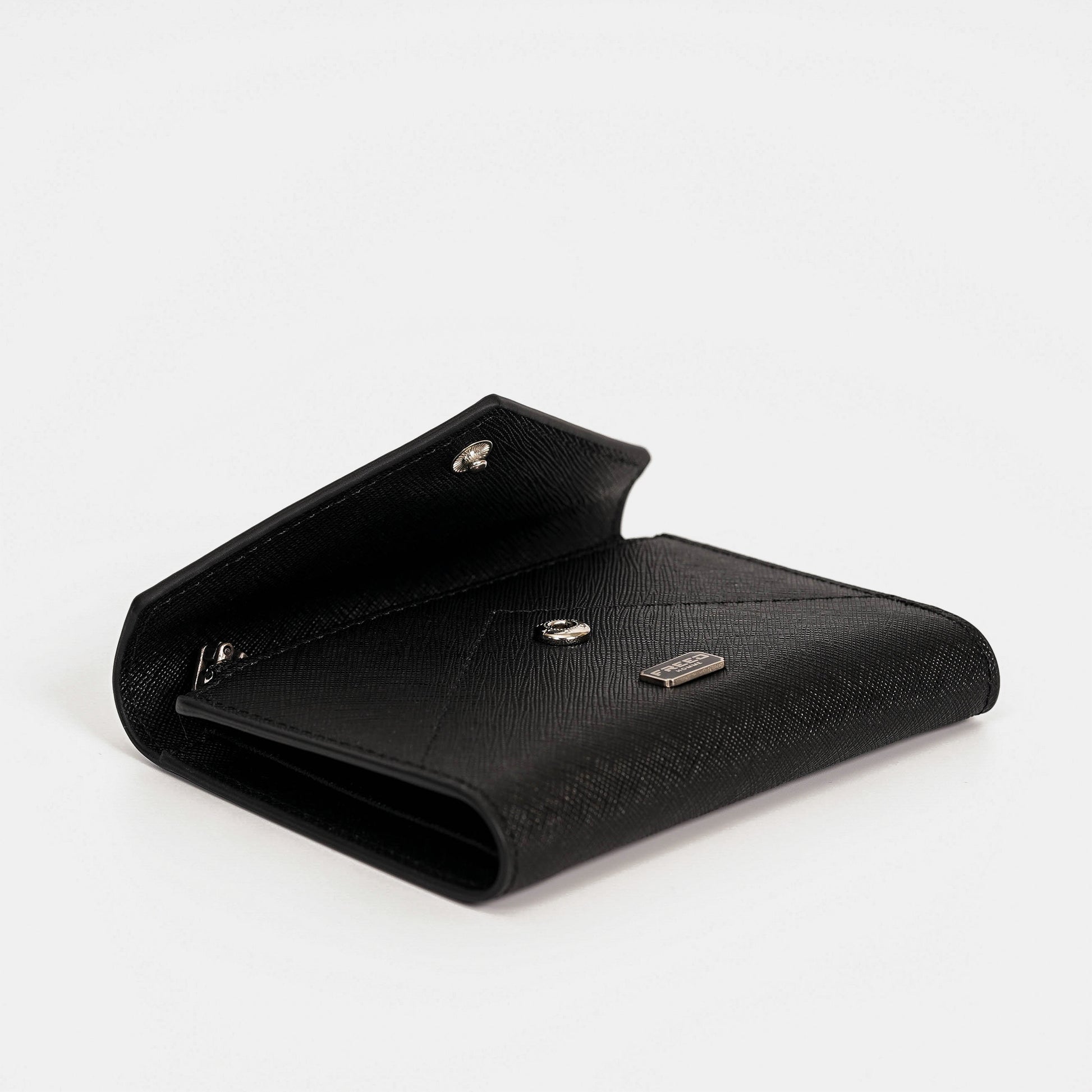 黑色Saffiano十字紋，側邊斜拍。FREED 客製化刻字。