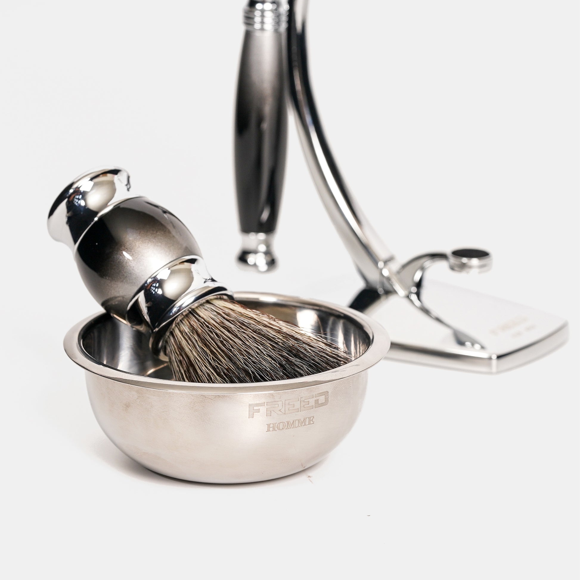 金屬、銀色，特寫角度，FREED 客製化刻字。