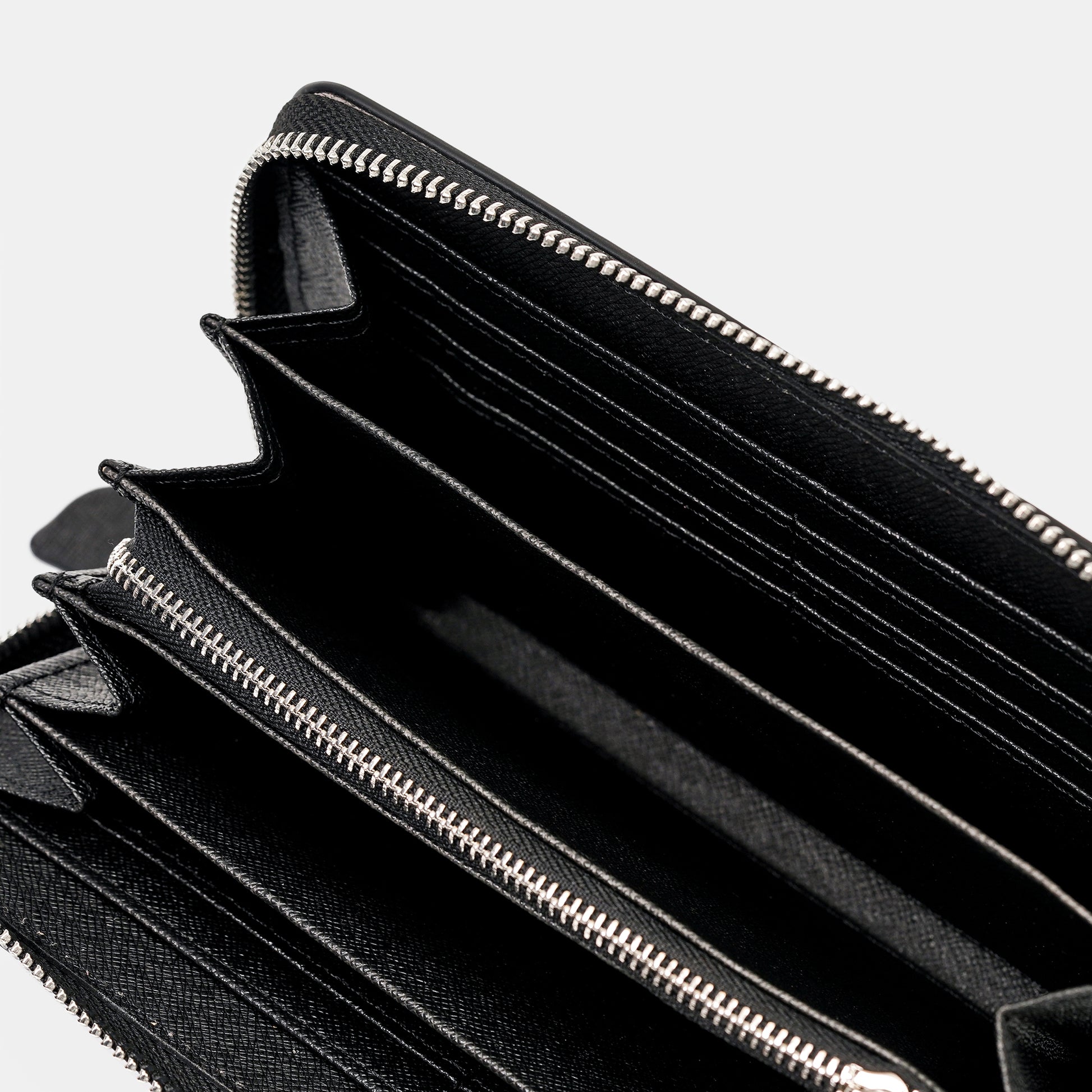 近拍黑色 Saffiano 十字紋長夾內裡，附FREED客製化刻字。