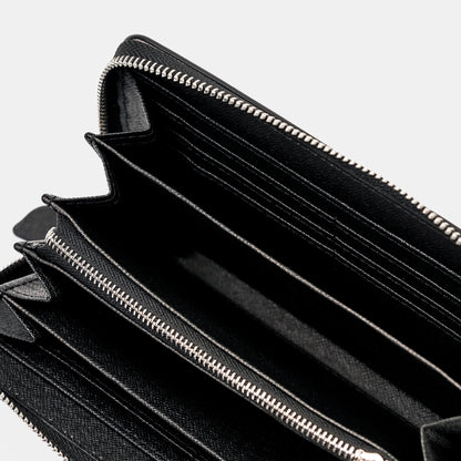 近拍黑色 Saffiano 十字紋長夾內裡，附FREED客製化刻字。