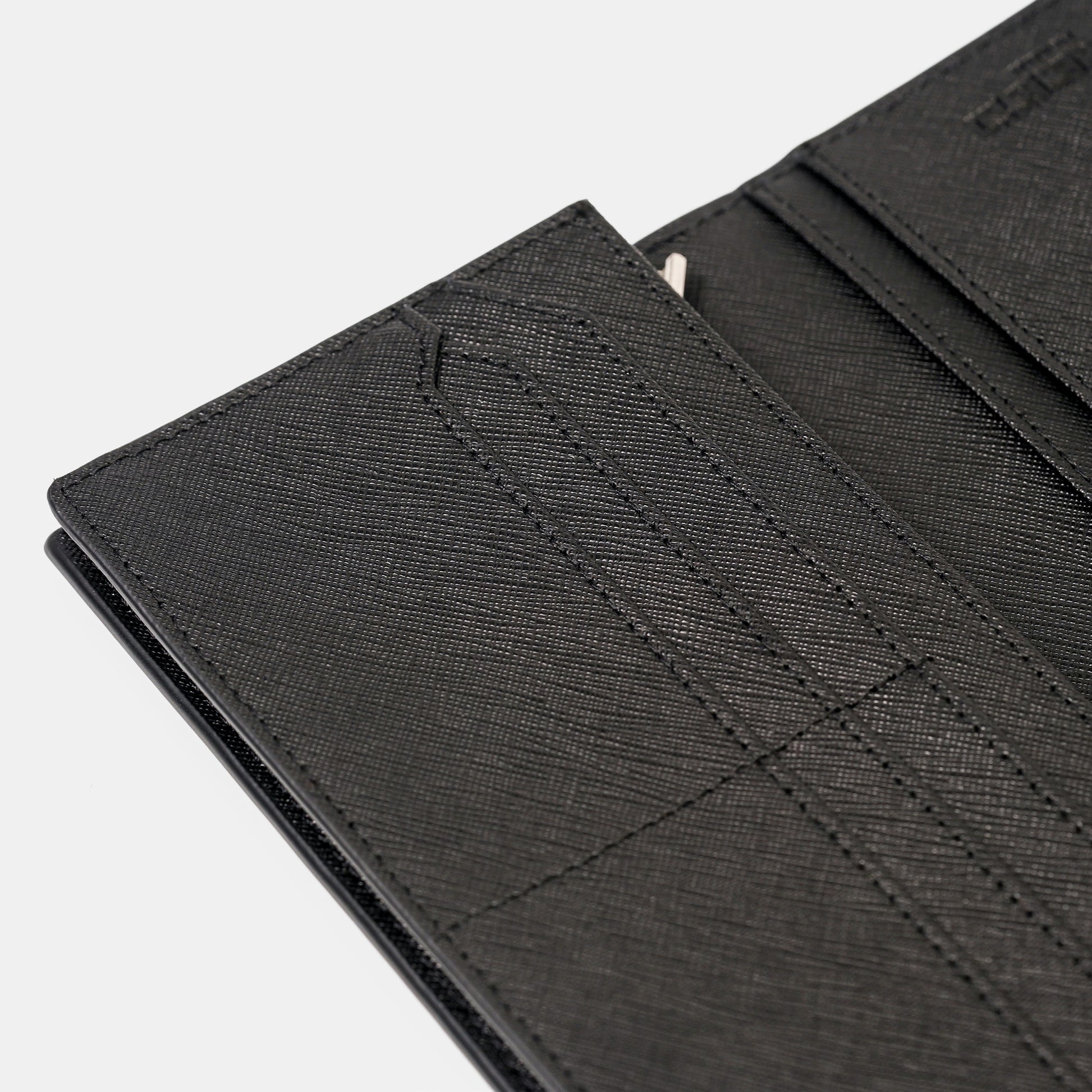 經典Saffiano十字紋黑色長夾，內層特寫。FREED客製化刻字。