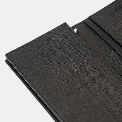 經典Saffiano十字紋黑色長夾，內層特寫。FREED客製化刻字。