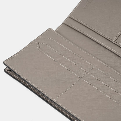 Saffiano十字紋材質，鉑金灰，特寫近拍，FREED客製化刻字。