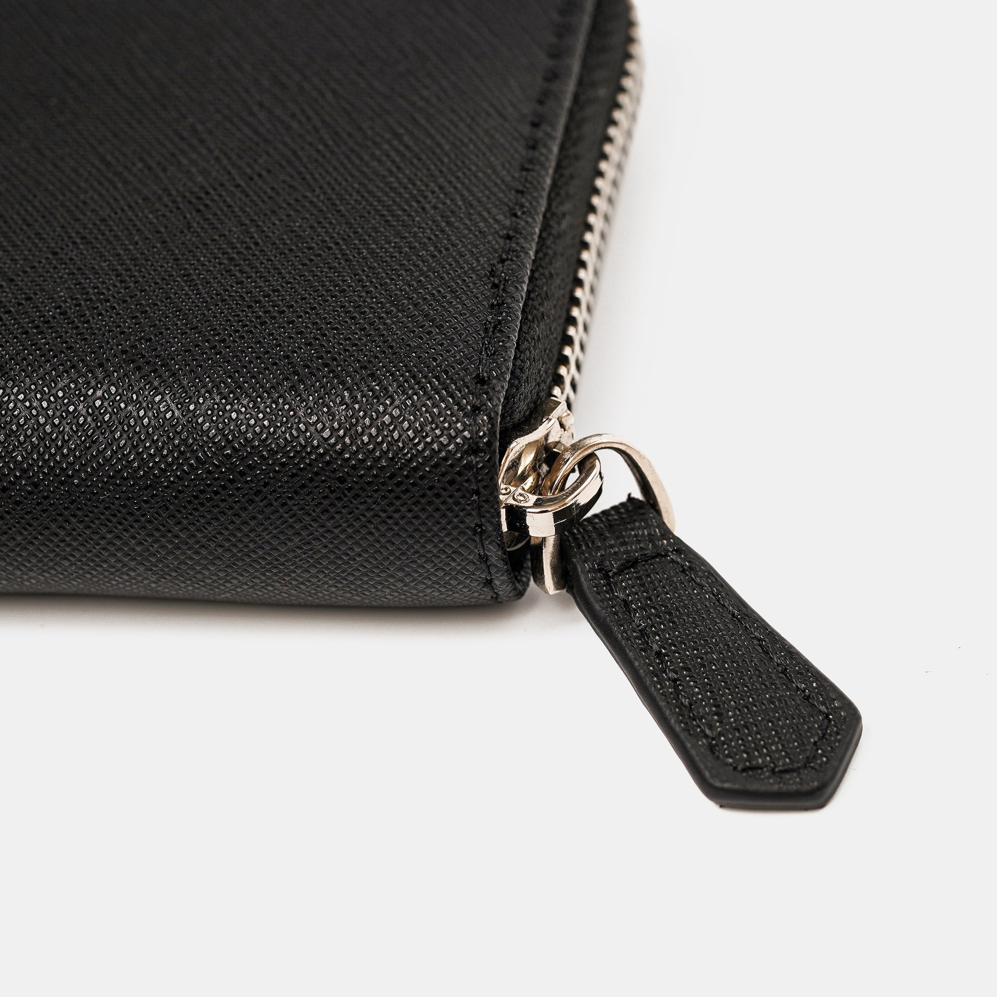 經典Saffiano十字紋黑色零錢包，特寫細節，FREED 客製化刻字