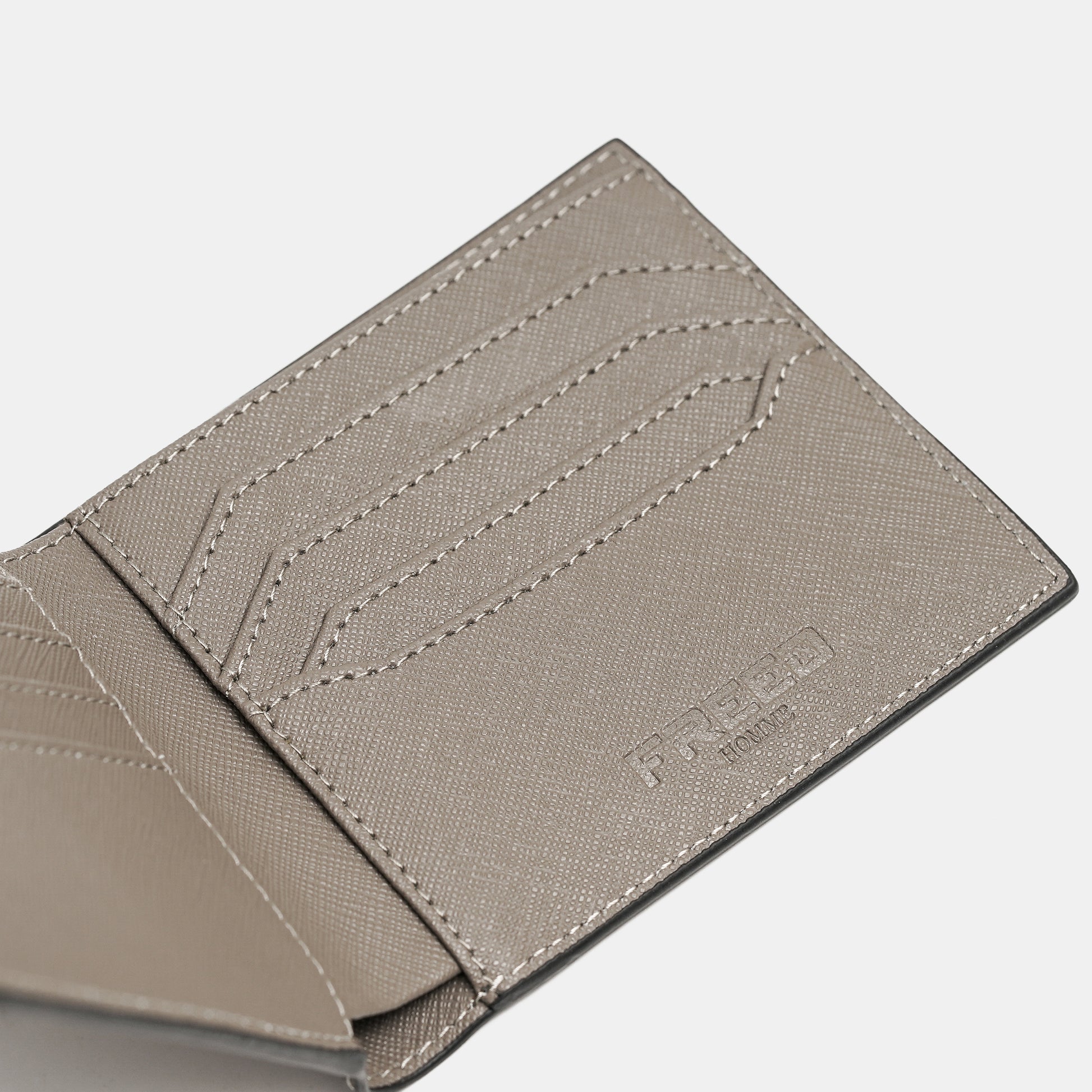 Saffiano十字紋，鉑金灰，內裡特寫，FREED 客製化刻字
