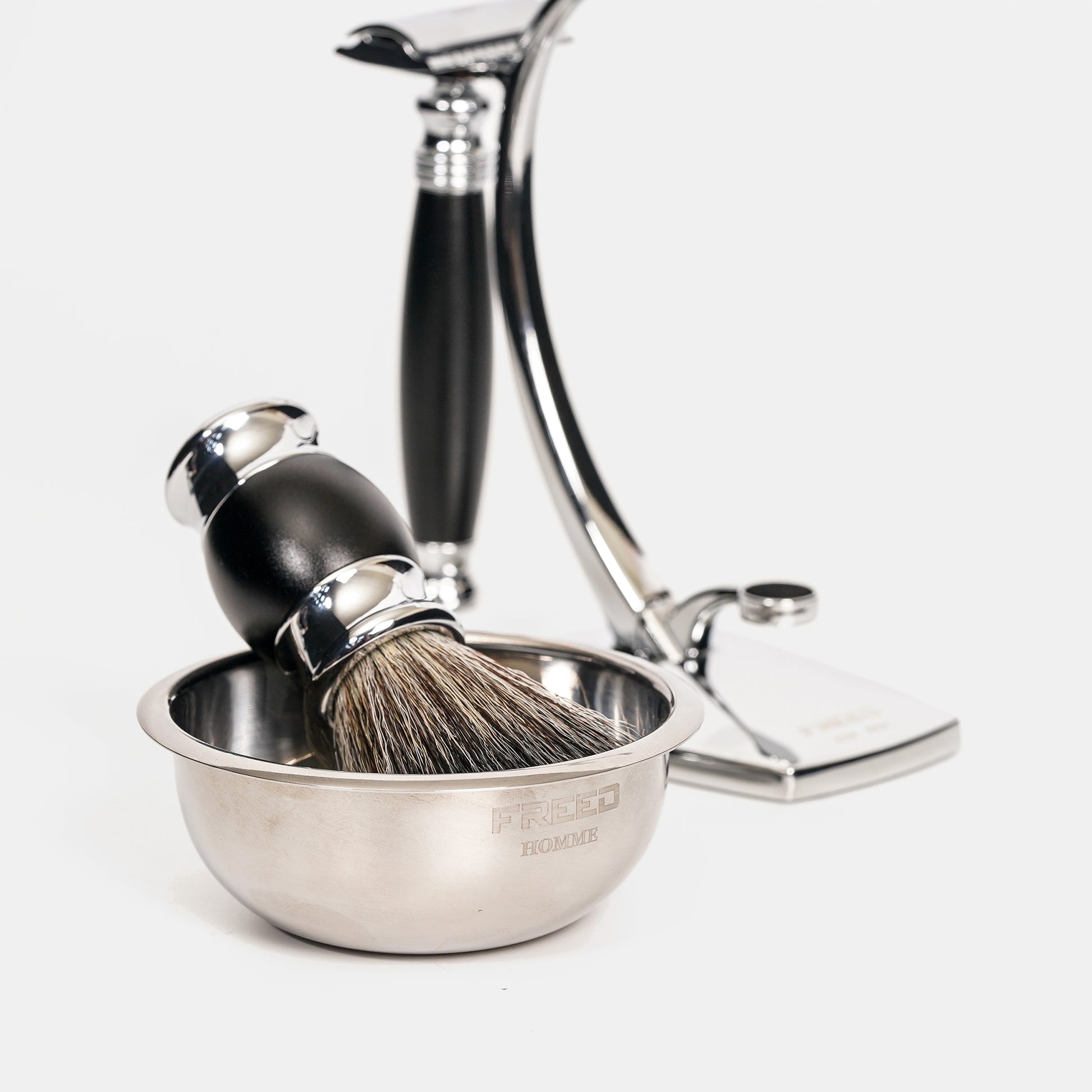 極致黑不鏽鋼刮鬍刀組，搭配銀色碗與刷具，FREED 客製化刻字。