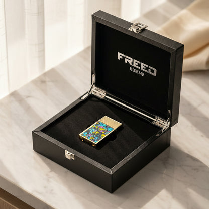 金色流光彩貝打火機，展示盒特寫，FREED 客製化刻字。