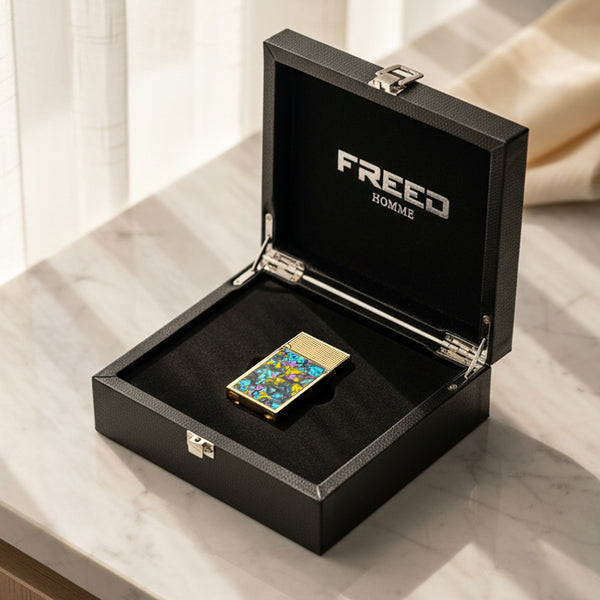 金色流光彩貝打火機，展示盒特寫，FREED 客製化刻字。