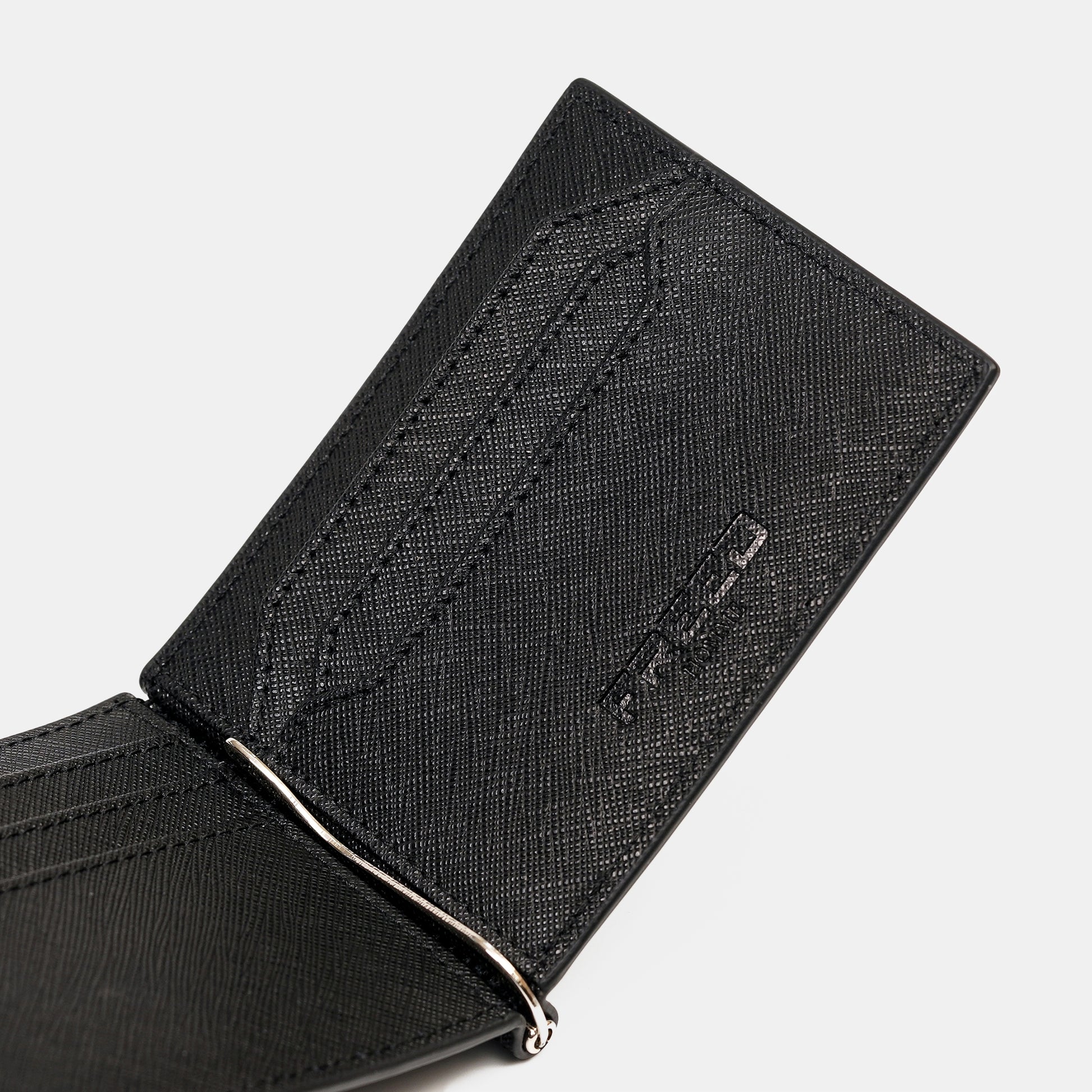 黑色Saffiano皮，特寫角度，FREED客製化刻字