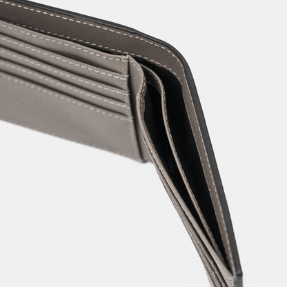 Saffiano 皮夾，鉑金灰，內側展示，FREED 客製化刻字。