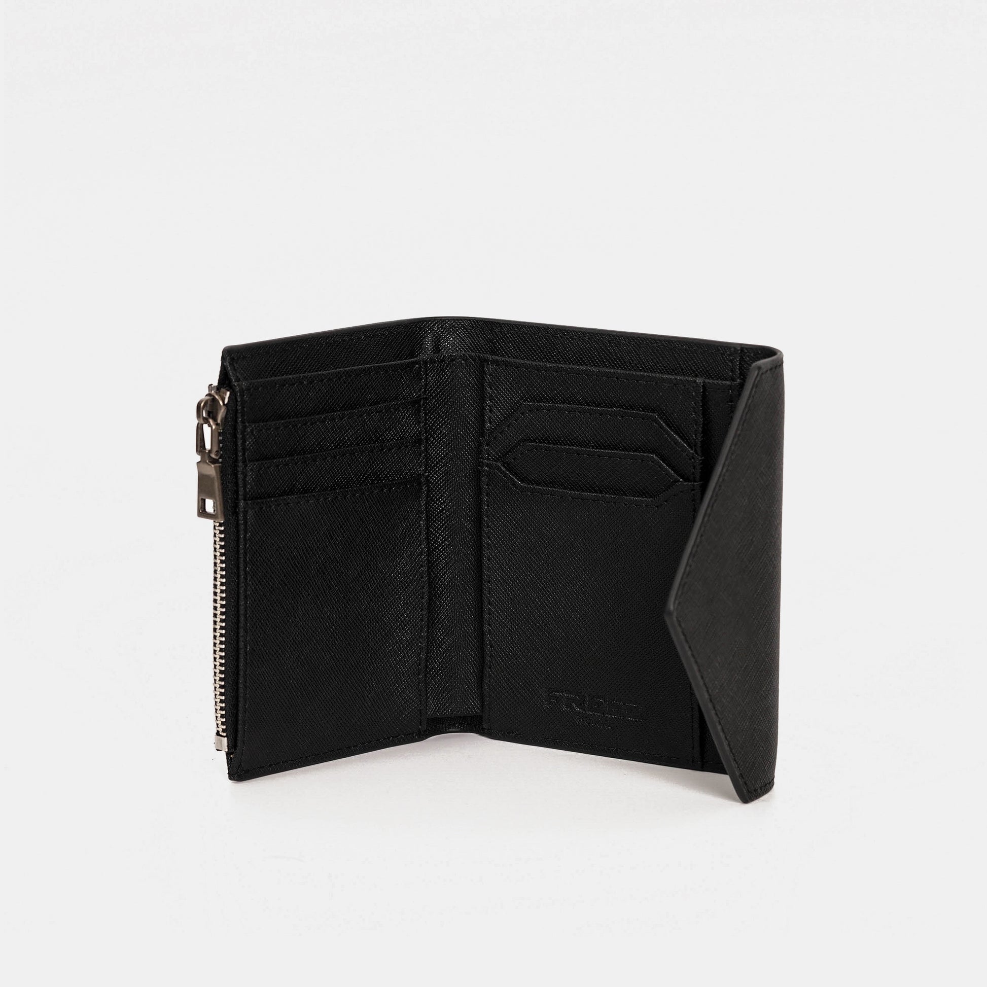 經典 Saffiano 十字紋黑色短夾，側面開啟，FREED 客製化刻字。