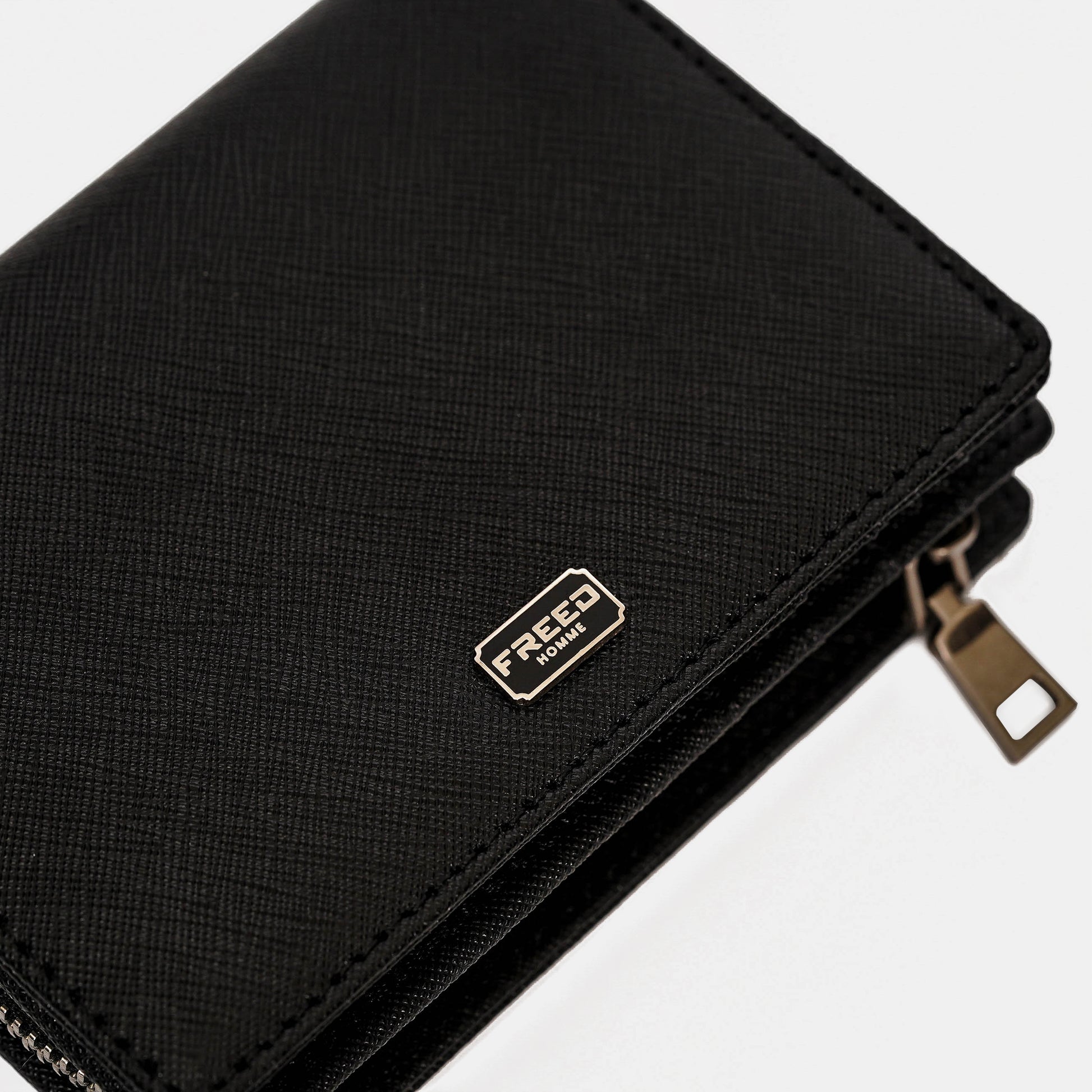 經典Saffiano十字紋黑色短夾，側邊拉鍊，FREED客製化刻字。