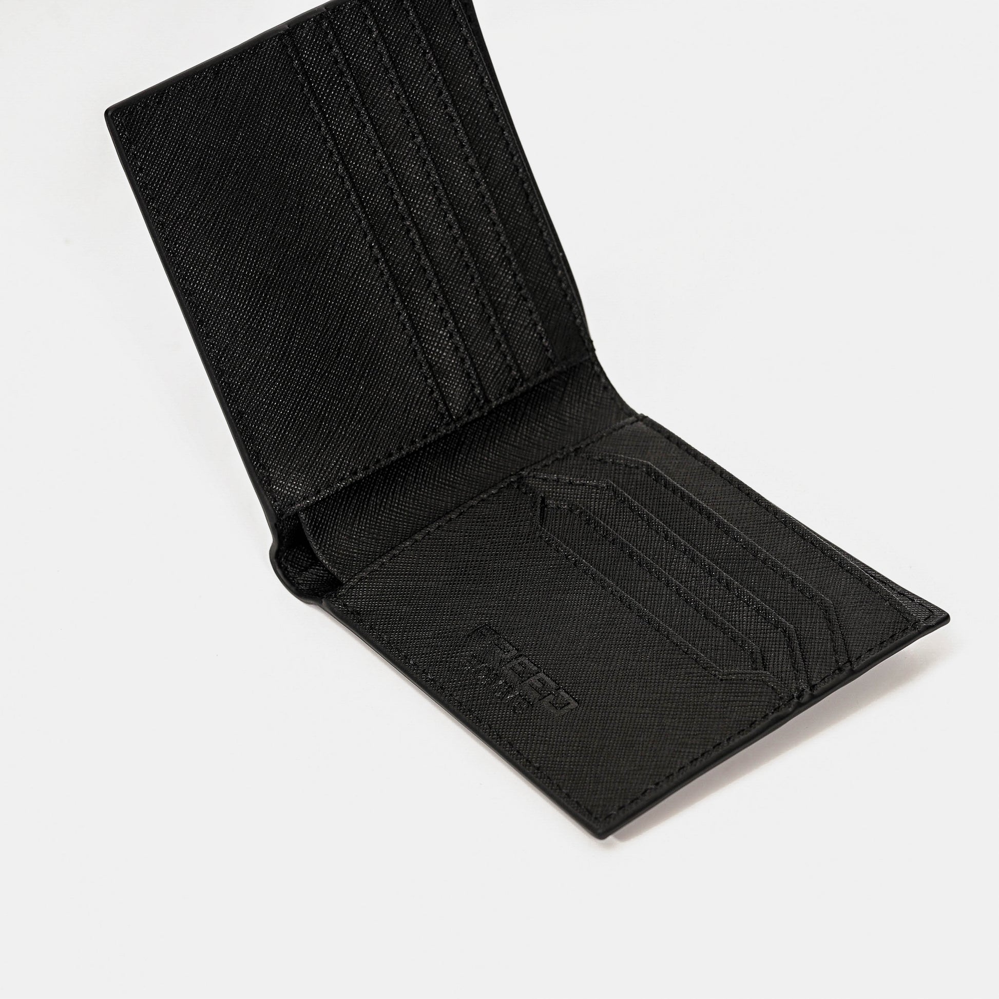 黑色Saffiano十字紋兩折短夾，特寫內層，FREED客製化刻字。