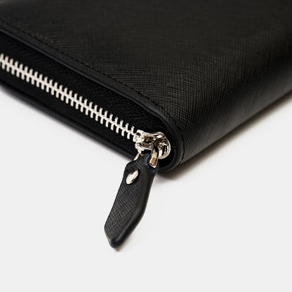 黑色Saffiano十字紋皮夾，拉鍊細節特寫。FREED 客製化刻字