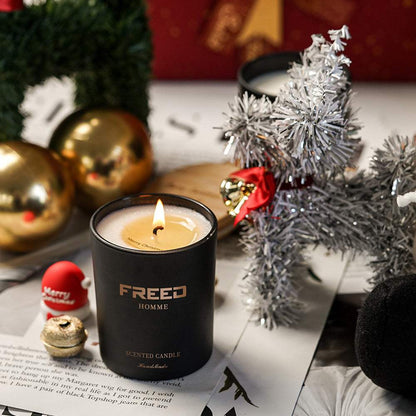 黑色大豆蠟燭，正面特寫，聖誕裝飾場景。FREED 客製化刻字。