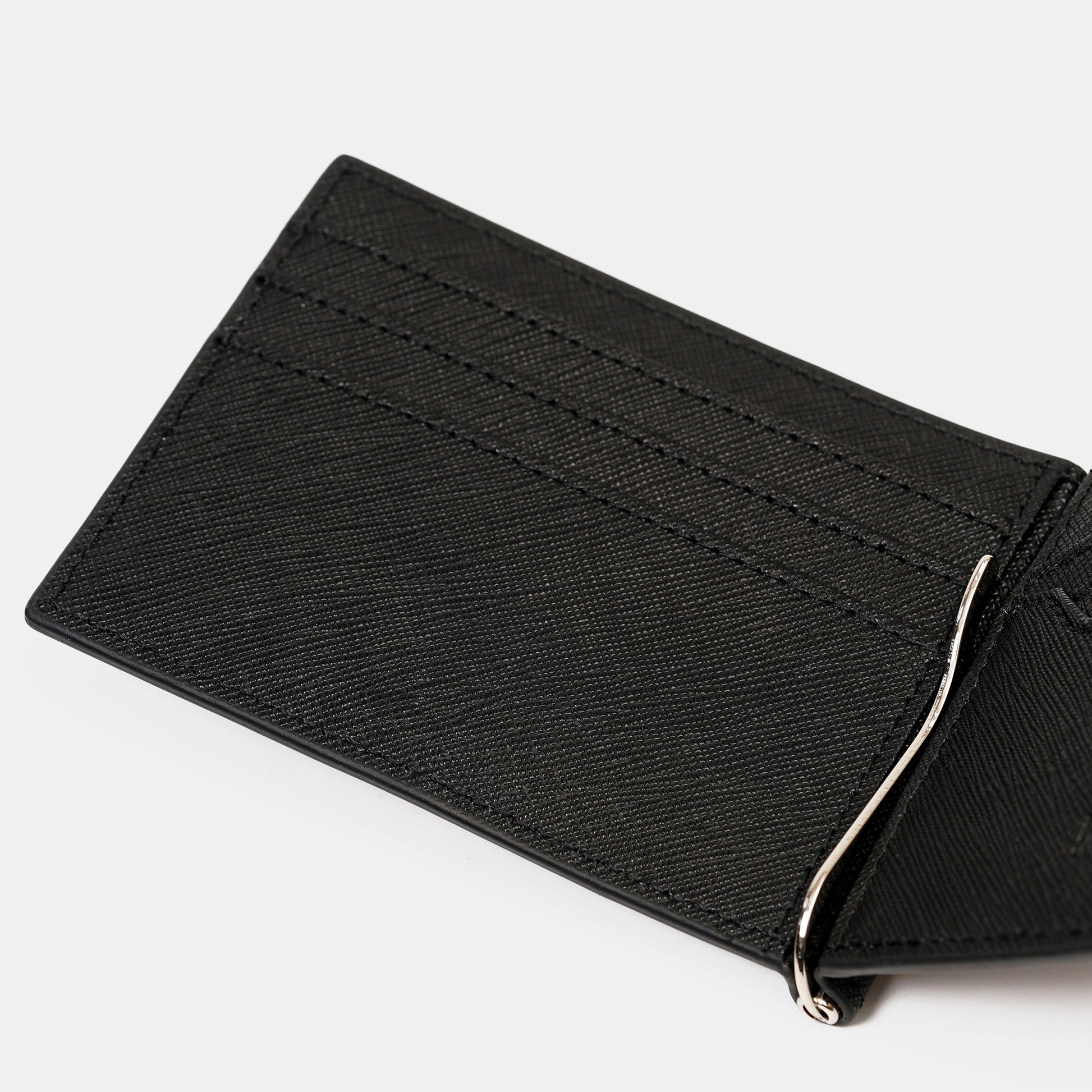 Saffiano黑十字紋牛皮，側面視角，白色背景。FREED客製化刻字。