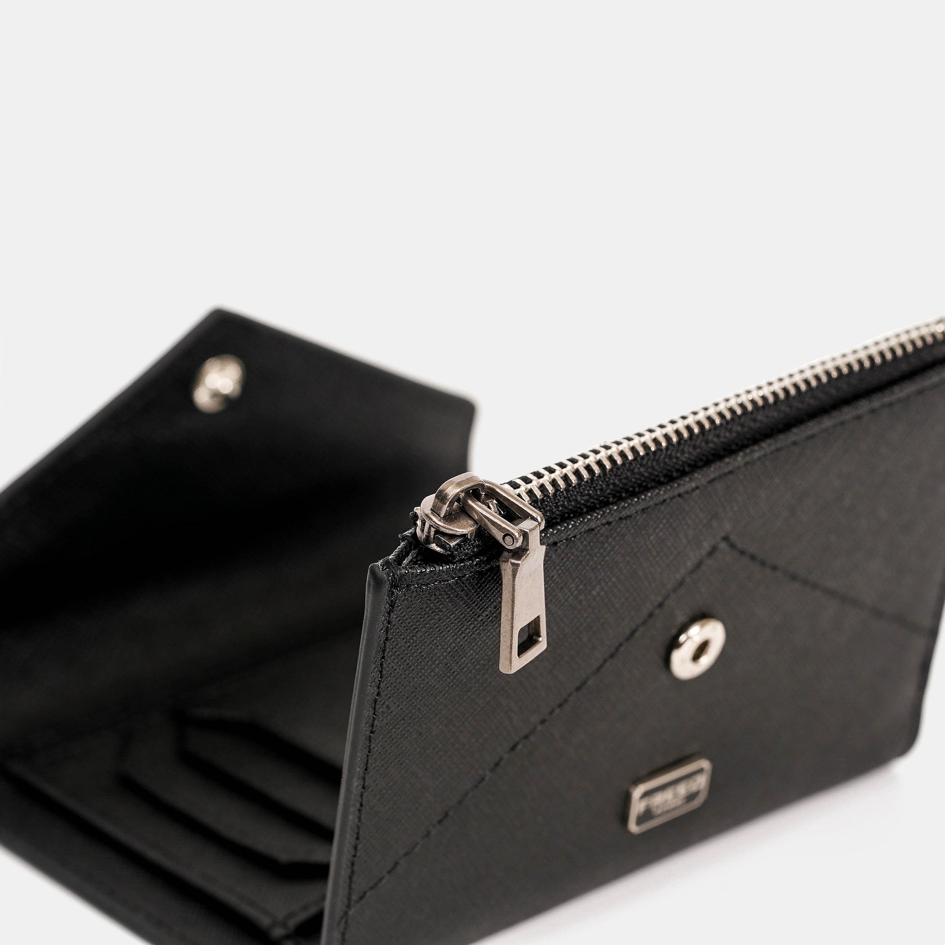 Saffiano十字紋黑色皮革，從上方拍攝，內層卡槽清晰可見。FREED 客製化刻字。