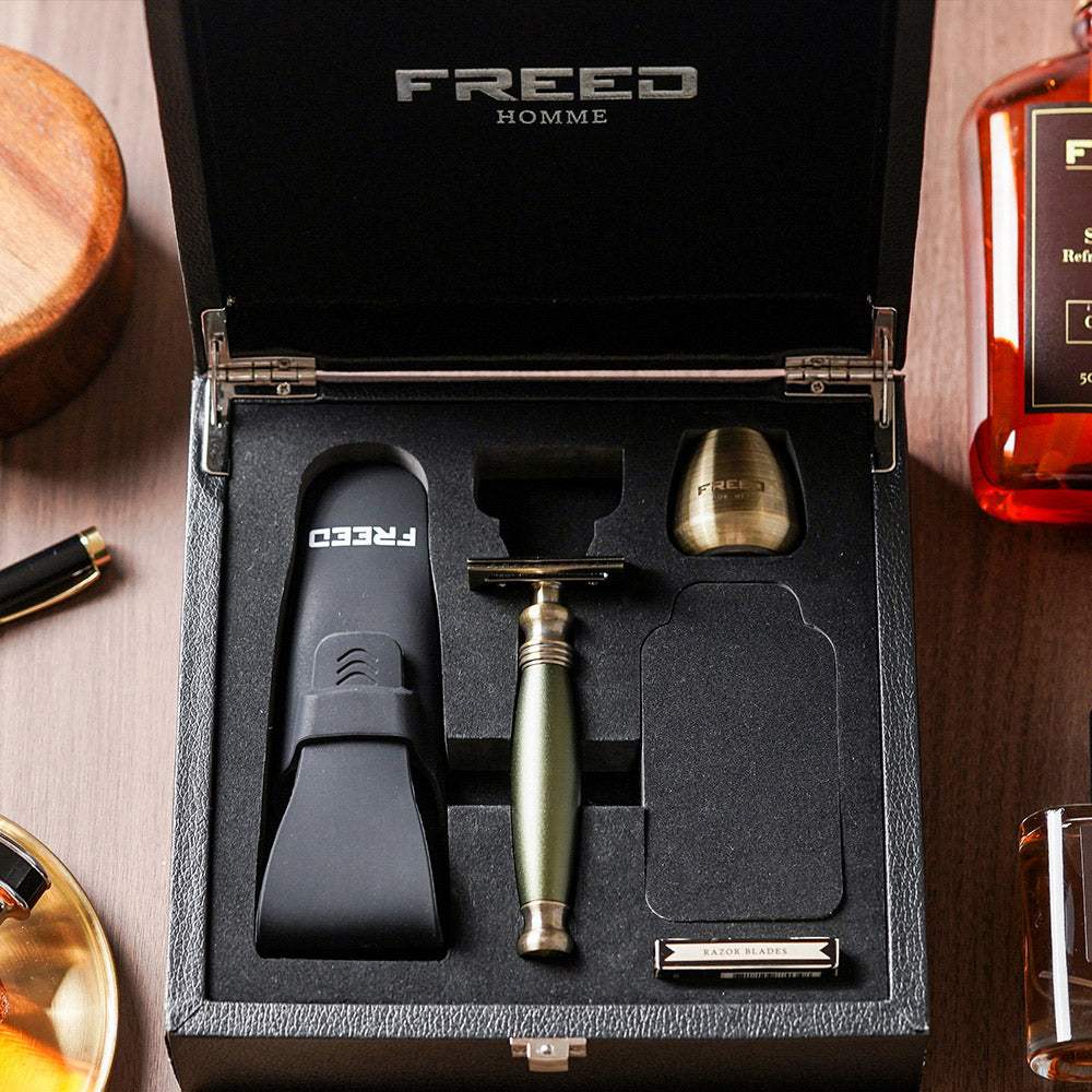 古銅金屬、大地綠，雙刃刮鬍刀，送禮精緻。FREED 客製化刻字。