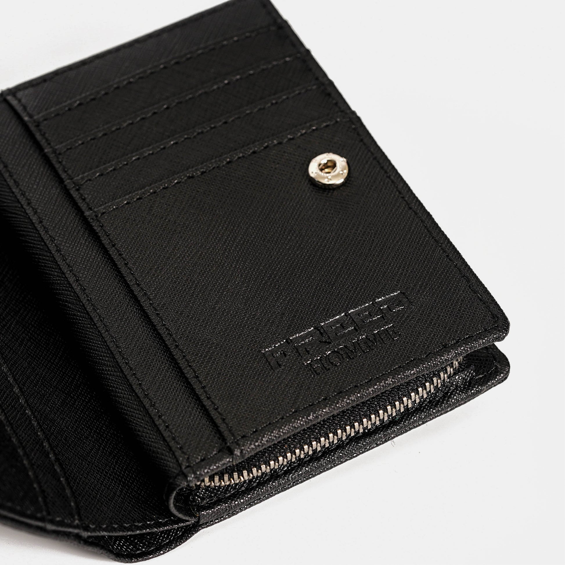 經典Saffiano十字紋黑色短夾，近距離內開視角。FREED 客製化刻字。