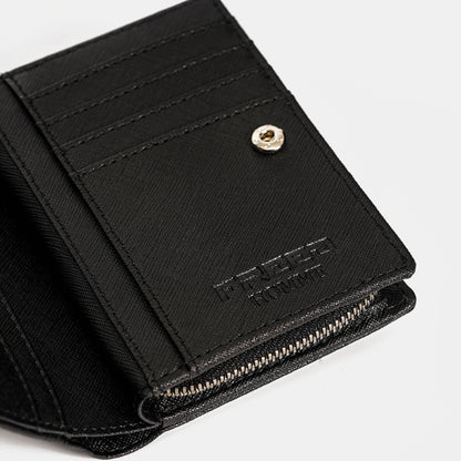 經典Saffiano十字紋黑色短夾，近距離內開視角。FREED 客製化刻字。