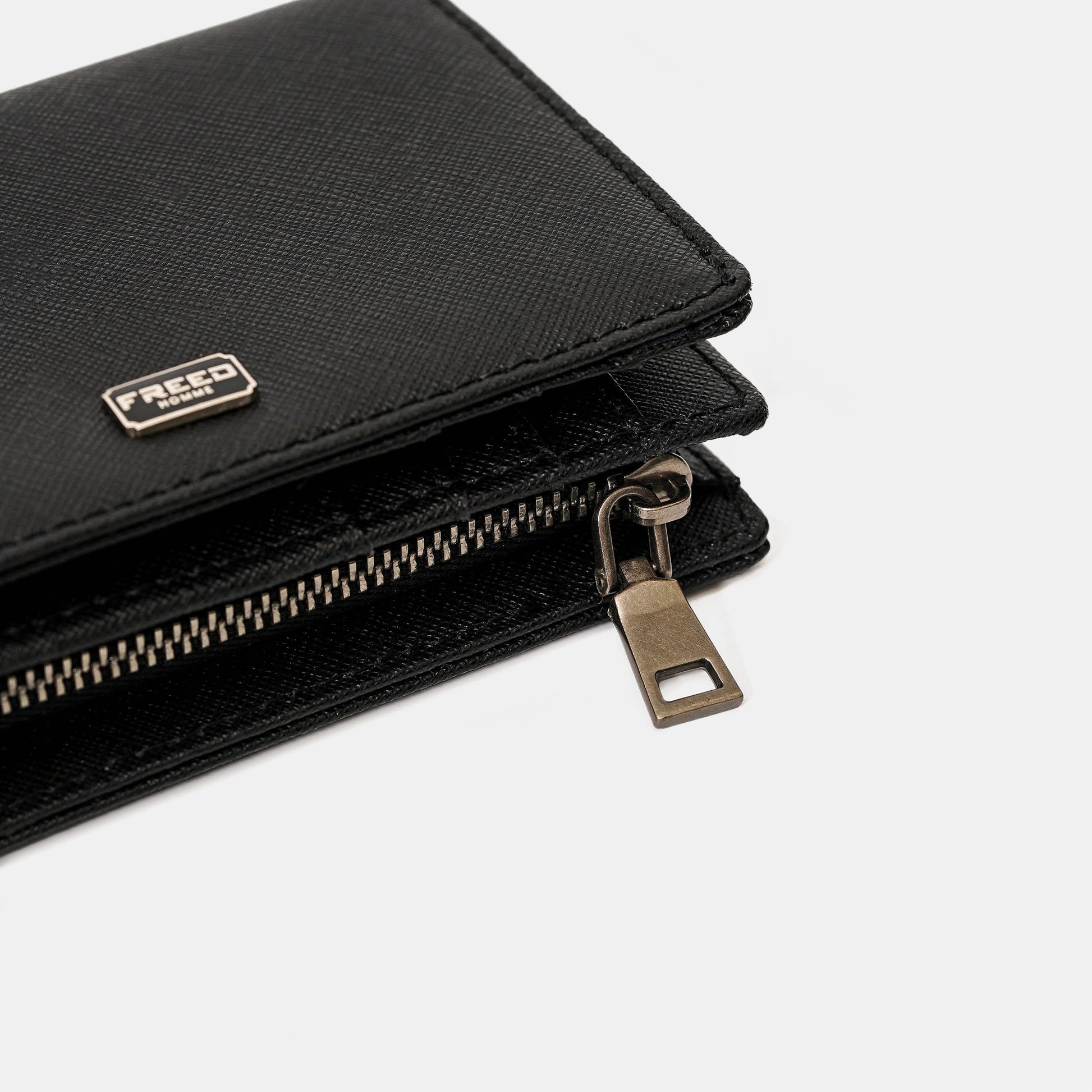 Saffiano十字紋黑短夾，細節特寫，FREED 客製化刻字