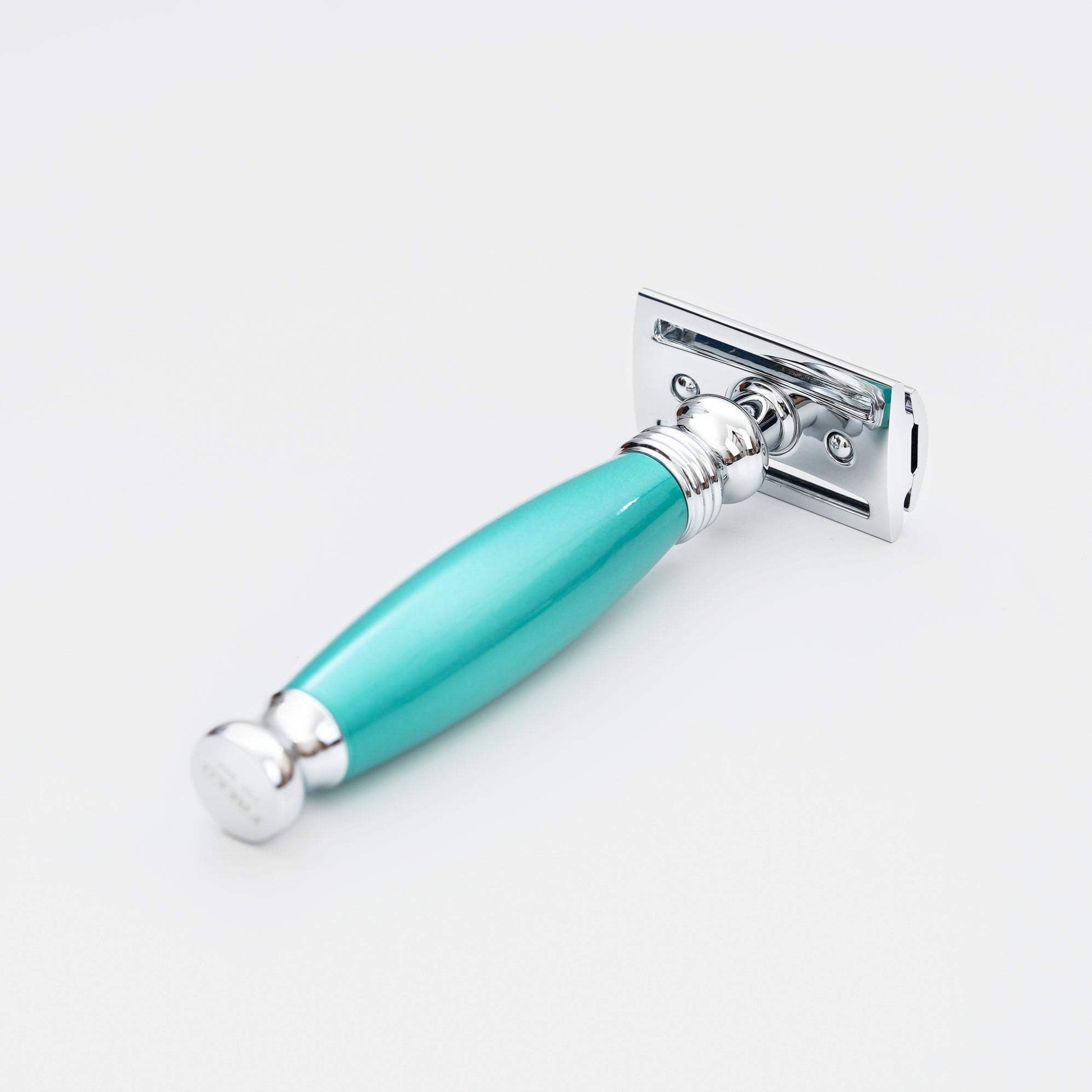 金屬、湖水綠，提供完美角度，適合居家梳洗。FREED 客製化刻字