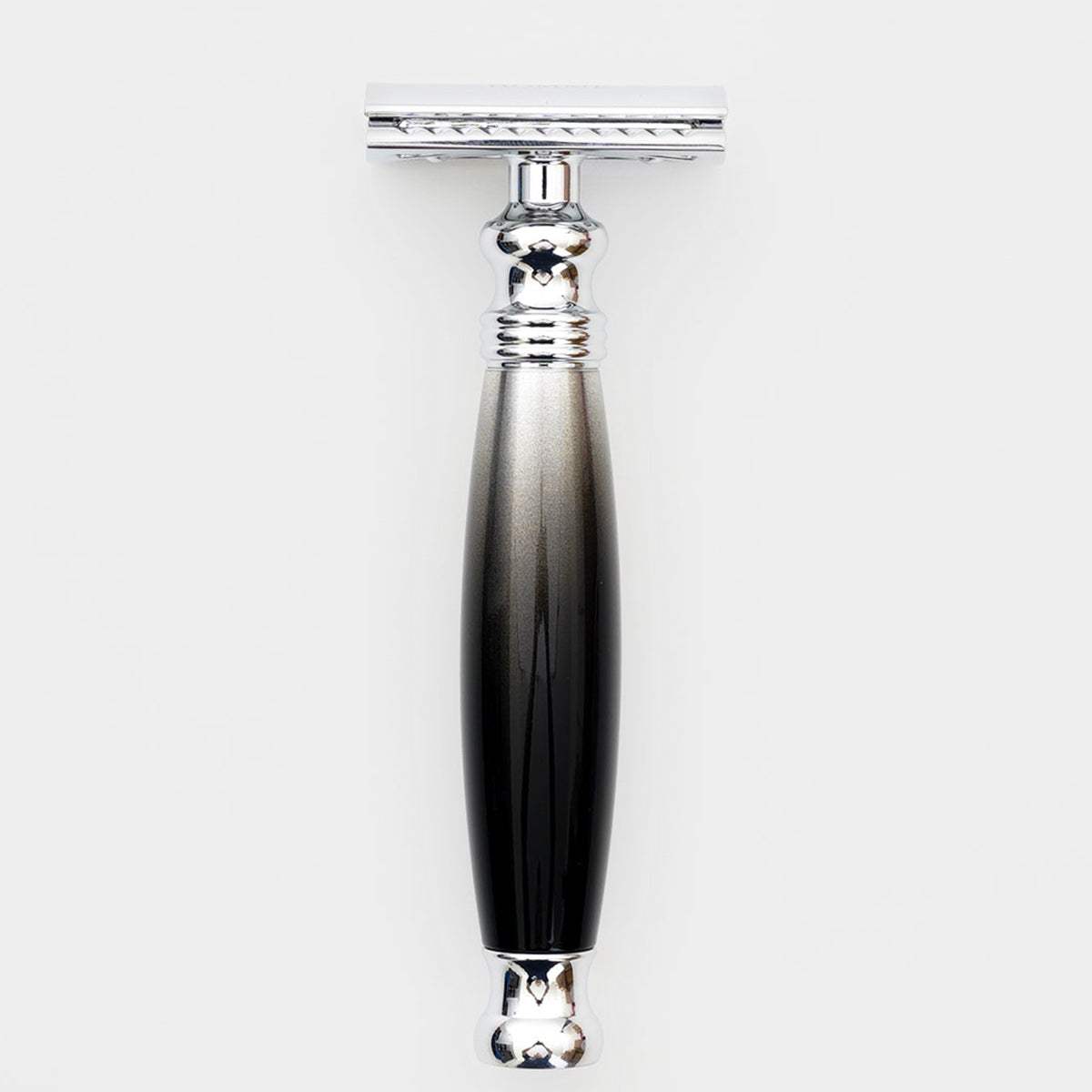 金屬與漸層黑材質，低角度拍攝，經典復古場景。FREED 客製化刻字。