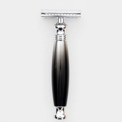 金屬與漸層黑材質，低角度拍攝，經典復古場景。FREED 客製化刻字。