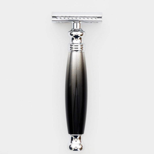 金屬與漸層黑材質，低角度拍攝，經典復古場景。FREED 客製化刻字。