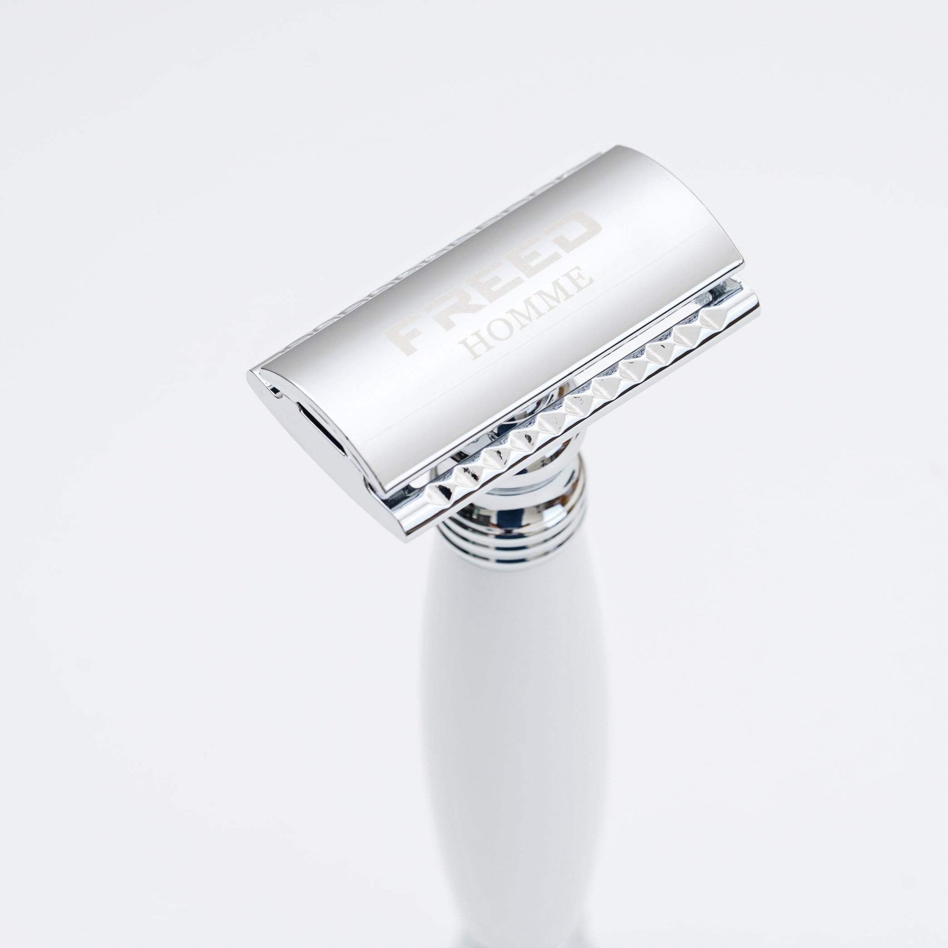 金屬拋光、珍珠白、精緻角度，居家男士衛浴。FREED 客製化刻字。