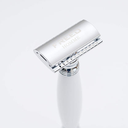 金屬拋光、珍珠白、精緻角度，居家男士衛浴。FREED 客製化刻字。