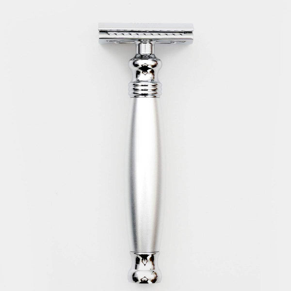 全金屬銀色，無角度，乾淨背景。FREED 客製化刻字。