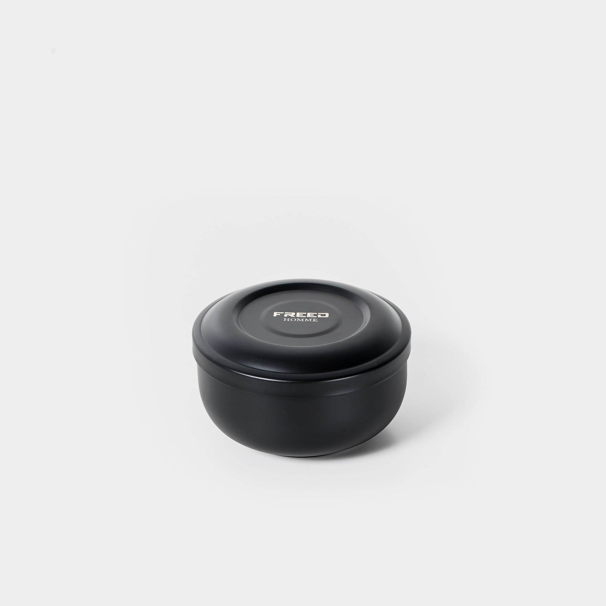 霧面黑金屬材質，斜視角，簡潔背景。FREED 客製化刻字。