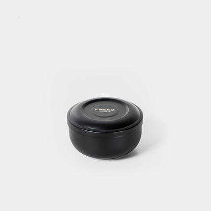 霧面黑金屬材質，斜視角，簡潔背景。FREED 客製化刻字。