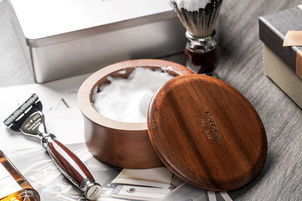 實木製，溫潤棕色，近景俯拍，展現精緻理容氛圍。FREED 客製化刻字。