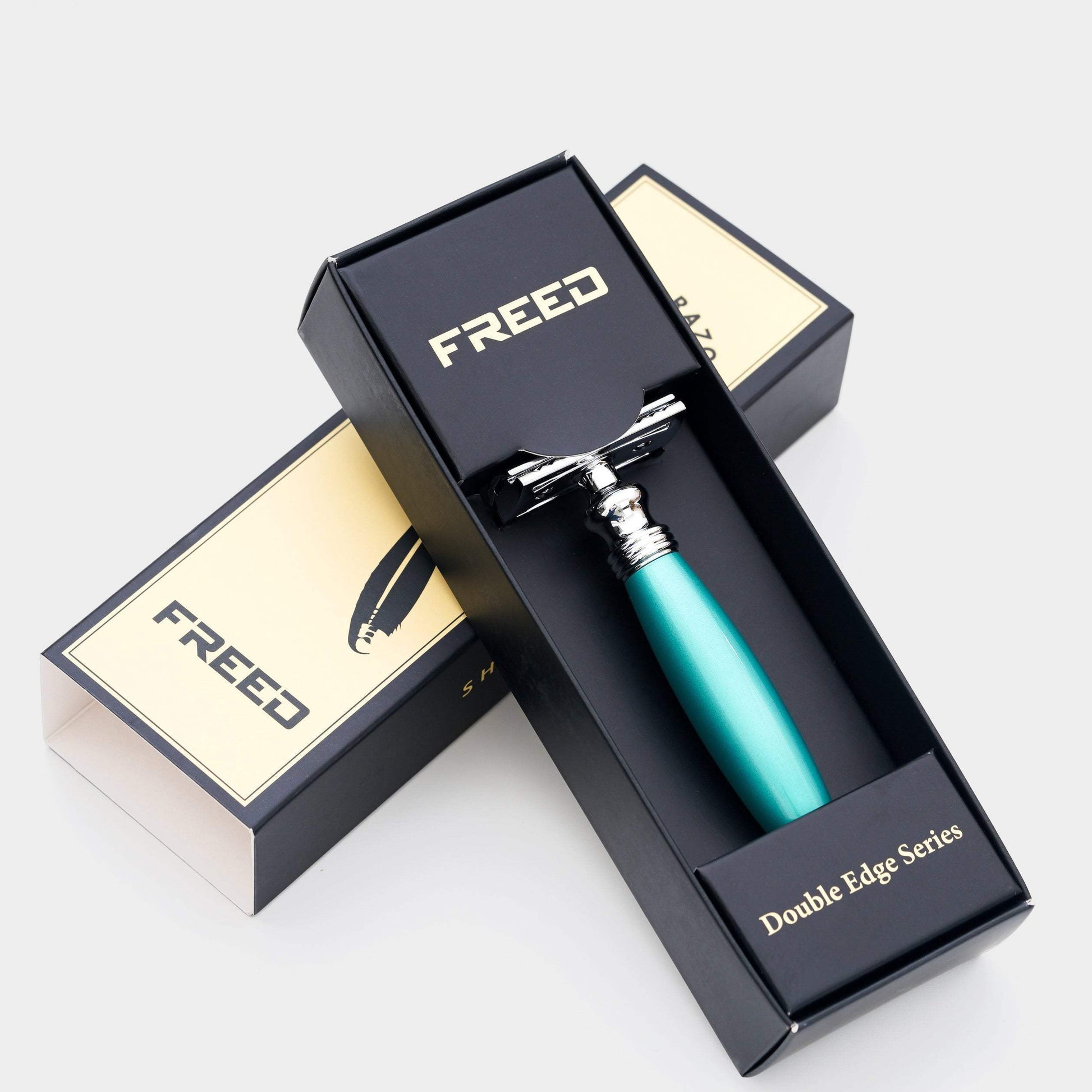 湖水綠金屬材質，精緻角度，居家或旅行皆宜。FREED 客製化刻字。