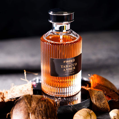 玻璃瓶裝琥珀色鬍後水，近攝角度，擺放於天然素材場景，含FREED客製化刻字。