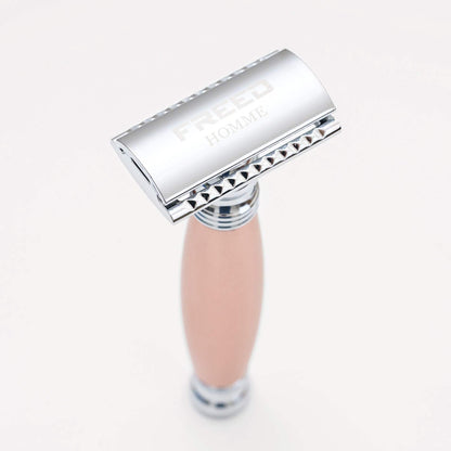 金屬拋光，玫瑰金握把，封閉式刀頭，打造紳士品味。FREED 客製化刻字。