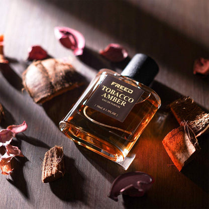 琥珀色香水，近拍，天然材質，FREED 客製化刻字。