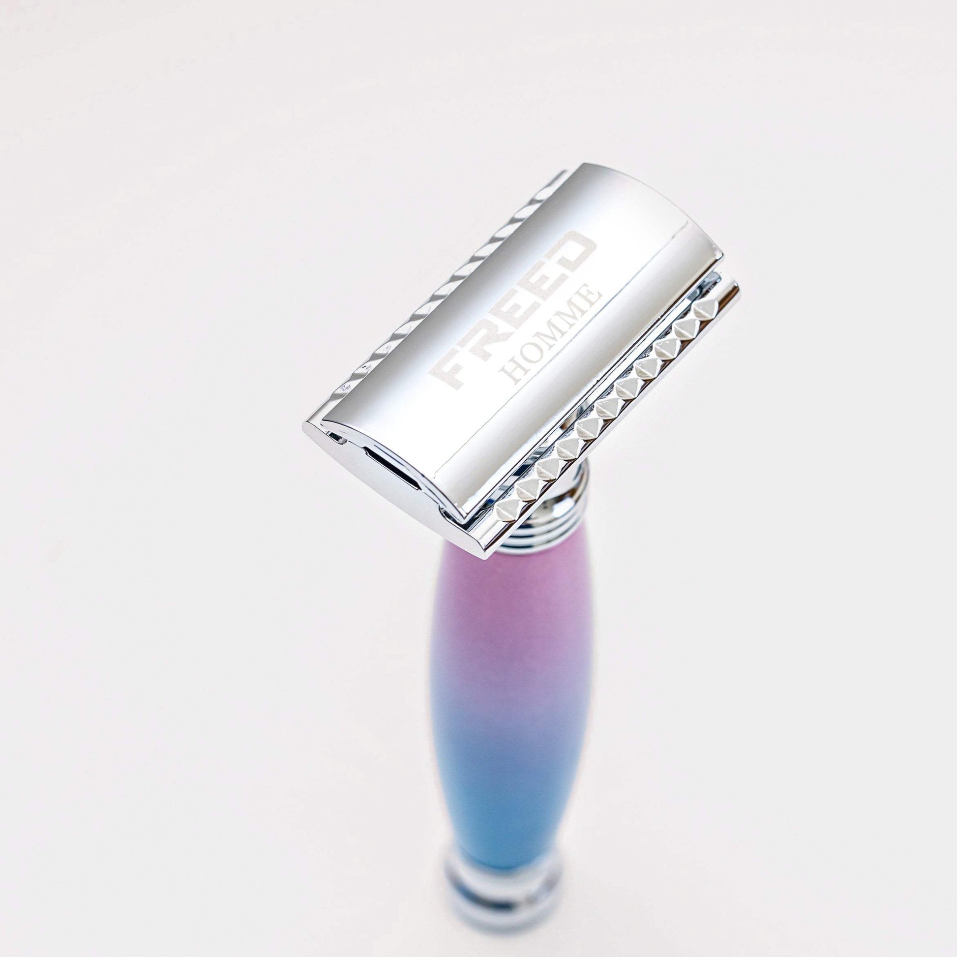 金屬刀頭，漸層獨角獸色調，溫和的刮鬍角度。FREED 客製化刻字。