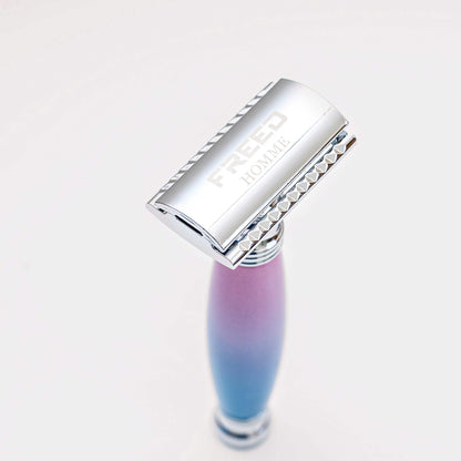 金屬刀頭，漸層獨角獸色調，溫和的刮鬍角度。FREED 客製化刻字。