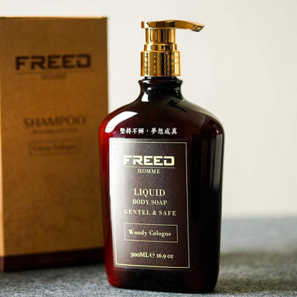 琥珀色瓶身，金色壓頭，近景俯視，溫潤質感。FREED 客製化刻字。