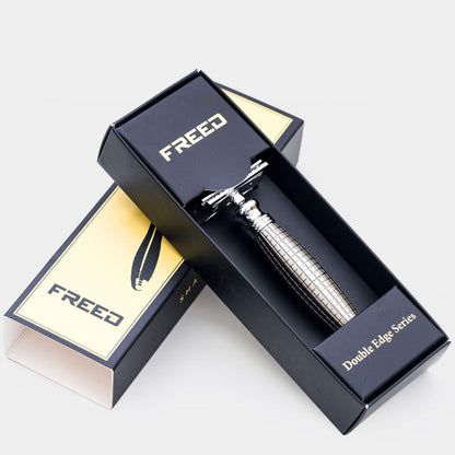 復古金屬色雙刃安全刮鬍刀，禮盒展示。FREED 客製化刻字。
